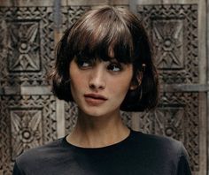 Dark Academia Bob Hair, Bangs With Chin Length Hair, Fringe And Short Hair, Short Bob And Fringe, Sharp Bob Hairstyles, Short Hair Bangs Square Face, Short Hair With Bangs Women, Chic Bob With Bangs