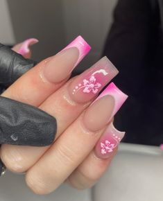 Picture belongs to: lilz.nailsx on instagram 🌺 Pink Flower Nails Acrylic, Nails For Turkey, Hawaiian Flower Nails Hibiscus, Nail Art Back To School, Hibiscus Nail Design, Hibiscus Flower Nails, Practice Nails, Lego Food, Hawaii Nails