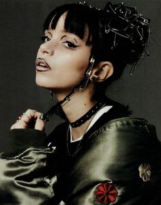 Alien Inspired Hairstyles, Tim Burton Hairstyles, Cyberpunk Hairstyles Women, Gothic Garage, Sci Fi Hairstyles, Safety Pin Hair, Cyberpunk Hairstyles, Glitter Goth, Punk Hairstyles