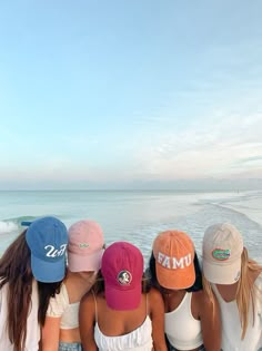 Summer Hats Aesthetic, Photo Ideas Beach Friends, Swap Meet Aesthetic, Girls Beach Trip Ideas, College On The Beach, Senior Summer Aesthetic, Senior Year High School Aesthetic, Sorority Beach Pictures, Senior Beach Trip