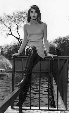 Françoise Hardy in London, 1968 #style #fashion Spring Sunshine, Charlotte Rampling, Francoise Hardy, Retro Mode, 1960s Fashion, Hyde Park, Moda Vintage, 60s Fashion, How To Pose