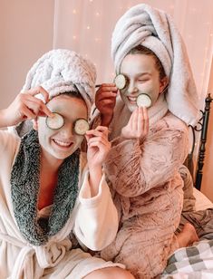 Spa Day Photoshoot, Tumblr Photoshoot, Pamper Days, Spa Girl, Face Mask Aesthetic, Spa Branding, Girls Run The World, Friend Vacation, Party Photoshoot