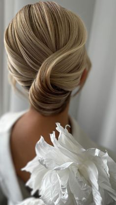 Classic Bridal Updo, Wedding Hair Up Bride, Hairstyles With Hair Up, Gown Hairstyles, Wedding Buns, Elegant Buns, Party Hairstyles For Long Hair, Swept Back Hair, Bridemaids Hairstyles