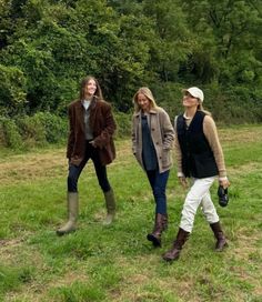 Countryside Winter Outfits, Posh British Aesthetic, Barbour Campaign, Berlin Outfit Winter, Country Walk Outfit, Barbour Jacket Women Outfit, English Countryside Aesthetic, Fall Hiking Outfit, Countryside Fashion