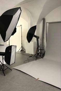 an empty studio with several lighting equipment