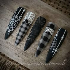 Black Christmas Nails Stiletto, Christmas Skull Nails, Nails Black Christmas, Witchy Winter Nails, Black Nails With Snowflakes, Black Christmas Nails Acrylic, Nail Designs 2023 Winter, Black Sweater Nails, Christmas Black Nails