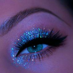 Night Sky Makeup Look, Mermaid Makeup Aesthetic, Glittery Makeup Looks, Galactic Glamour, Euphoria Glitter, Arte Glitter, Looks Hippie, Birthday Makeup Looks, Ball Makeup