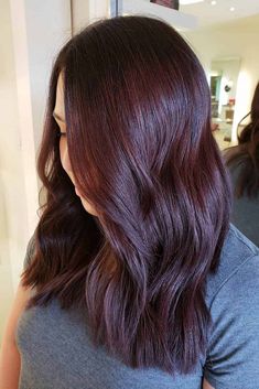 + Sultry Shades Of Burgundy Hair ★ Shades Of Dark Red Hair, Dark Brown Red Hair Auburn, Dark Brown Burgundy Hair, Burgundy Hair Ideas, Dark Red Hair With Brown, Shades Of Burgundy Hair, Red Hair With Blonde Highlights, Dark Red Hair Color, Hair Color Mahogany