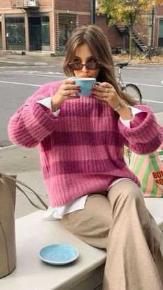 Winter Outfits Knitted Sweater, Pattern Style Fashion, Preppy Boho Outfits Winter, Pastel Winter Outfit Classy, Pink Knitwear Outfit, Colorful Cool Outfits, Pink Knit Jumper Outfit, Colorful Sophisticated Outfits, Sezane Striped Sweater