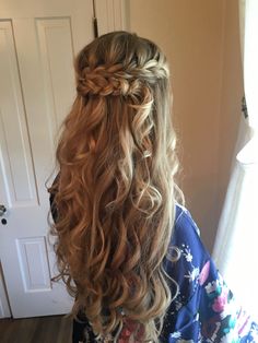 half up half down with braids Semi Formal Hairstyles, Curled Hair With Braid, Cute Prom Hairstyles, Haircuts Ideas, Formal Hair, Simple Prom Hair, Curly Wedding Hair, Prom Hair Down, Hoco Hairstyles