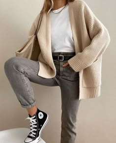 Womans Casual Outfit, Simple Statement Outfits, Teaching Outfits Plus Size, Fall 2023 Fashion Trends Women Casual, City Walking Outfit, Japanese Fashion Summer, Sport Fashion Style, Classic Style Inspiration, Vans Ootd