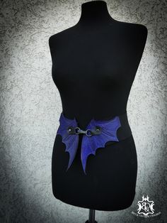 Great bat waist belt for every bat fan! The wings were laser-engineered  and lovingly handmade by me designed and dyed. The belt is made of rubber and has a length of 75 cm.  (suitable for size 36/38 - stretchable up to 100cm) The closure is made of metal and can be clipped in easily and quickly! If you have another favourite colour, or you want the belt in a different size; then write me a message. Material:  vegetable tanned cowhide leather Elastic band (8 cm wide) metal clasp *~ღ.ღ~~ღ.ღ~~ღ.ღღ Gothic Hairstyles, Handmade Belts, Tan Cowhide, Corset Belt, Favourite Colour, The Wings, Suspender Belt, Costume Outfits, Dark Fashion