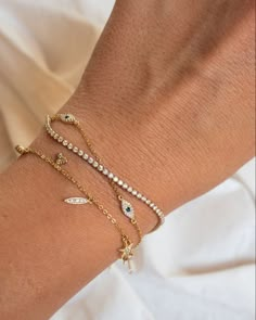 Stacked Jewelry Bracelets, Dainty Bracelet Stack, Stacked Bracelets, Everyday Bracelet, Gold Armband, Dope Jewelry, Classy Jewelry, Stacked Jewelry, Jewelry Lookbook