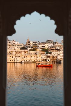 a boat is in the water near some buildings