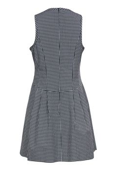 Go for a classic springtime look with this gorgeously gingham frock! Perfect for wearing with espadrille flats or your favorite sandals when you want some light and girly style for those sunny days. Size 10 59% Polyamide, 41% Nylon Tent, shift silhouette Rounded neckline Pockets at hip Zippered back Fully lined Waist 32" Bust 34" Total length 35" Preppy Daywear Dresses For Spring, Preppy Spring Day Dresses, Preppy Spring Daywear Dresses, Casual Plaid Dress For Spring Picnic, Classic Gingham Dress, Fitted Preppy Plaid Dress For Spring, Preppy Spring Workwear Dresses, Spring Preppy Gingham Plaid Dress, Casual Gingham Dress For Day Out