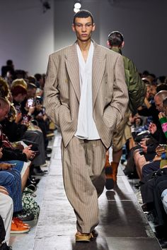 Hed Mayner - Spring 2025 Menswear https://www.vogue.com/fashion-shows/spring-2025-menswear/hed-mayner/slideshow/collection#7 Hed Mayner, Paris Fashion Week Men, October Fashion, Menswear Runway, Concept Clothing, Spring 2025, Male Fashion Trends, Royal Outfits, Pinstripe Suit