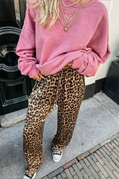 Pink With Brown Outfit, Plaid Pants Outfit Casual, Pink And Leopard Outfit, Camel Pants Outfit, Outfit Animal Print, Animal Print Pants, Pull Rose, Leopard Pants, Print Pants