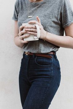 Classic look. Simple and sophisticated with a high wasted jean, thin brown belt, grey tee, and cute necklace High Wasted Jeans, Outfit Jeans, Grey Tee, Hippie Outfits, 가을 패션, Grey Shirt, Outfit Casual