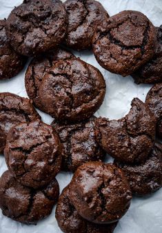 chocolate cookies are arranged in a circle on wax paper and placed on top of each other