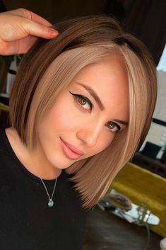 Totally Awesome Hair Color Ideas for Two Tone Hair ★ Short Hair Highlights, Bob Hair Color, Framing Highlights, Caramel Highlights, Hair Color Techniques, Short Hair Color, Penteado Cabelo Curto, Hair Color And Cut, Short Hair Haircuts