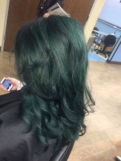 Aesthetic Hair Green, Dyed Dark Green Hair, Hair Colors Vibrant, Dark Green Hair Styles, Forest Green Hair Highlights, Green Streaked Hair, Hairdye Ideas Green, Dark Hair Color For Brunettes, Dark Green Hairstyles