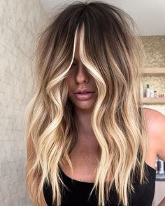 27 Chic Blonde Hair Colors to Astonish Everyone - Hair Adviser Blond Block With Brown Hair, Darker Roots Blonde Hair Balayage, Lived In Blonde Balayage Dark Roots, Sandy Blonde Hair, Blonde Hair With Roots