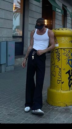 Jacob Elordi Street Style, Adidas Samba Outfit, Gender Fluid Fashion, Samba Outfit, Jacob Elordi, Look Adidas, Mens Trendy Outfits