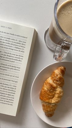 Café libros books coffe Readers Aesthetic, Aesthetic Corner, Flatlay Ideas, Books Study, Cozy Fall Vibes, Book Photos, Books And Coffee, Book Cafe