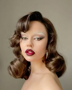 Retro Hollywood Makeup, Court Makeup Looks, Editorial Makeup Simple, 1920s Inspired Hairstyles, Old Hollywood Hairstyles With Bangs, Golden Age Of Hollywood Makeup, Cabaret Hairstyles Long Hair, 1920 Inspired Makeup, Makeup Looks With Red Hair