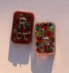 the letters r and l are made out of colorful glitters on top of each other