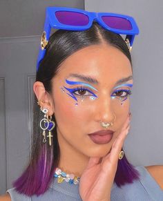 Hiphop Makeup Look, Neon Eyeliner Looks, Neon Graphic Liner, Edc Makeup, Uv Makeup, Makeup Festival, Disco Makeup, Circus Makeup