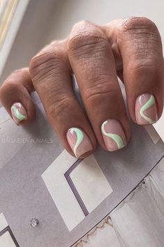 Short Nails With Swirl Design, Natural Nail Swirl Design, Mint Nails Design Short, Swirl Nail Art Short Nails, Wavy Nail Art Short Nails, Squiggle Nails Short, Short Nails Swirl Design, Mint Short Nails, Minimalist Short Nail Art