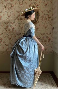 This stunning Regency Era Blue JACQUARD CORSET Dress with Lace Long Sleeve is perfect for any special occasion! Crafted from high-quality blue brocade fabric and detailed with lace on the long sleeves, this beautiful dress is sure to turn heads. The bodice features a figure-flattering cut with a high waistline and the skirt drapes gracefully down to the ankles. The dress comes in plus sizes, so it is sure to fit and flatter all body types. The Regency Era Blue Brocade Day Dress is an elegant cho 1800s Dresses Casual, 1800s Dresses, 1820 Fashion, Regency Ball, Skirt Draping, 18th Century Costume, 1800s Fashion, Gown Plus Size, Timeless Wardrobe