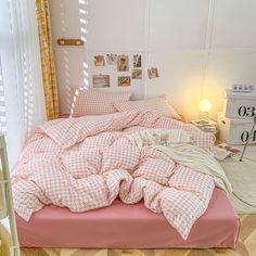 korean style aesthetic bedding set with dogtooth check pattern print pink Kawaii Bedspread, Kawaii Bed Cover, Fall Bedding Sets, Kawaii Twin Bed Sheets, Kawaii Bear Print Bedding, Full Size Pink Kawaii Bedding, Geometric Bedding, Plaid Bedding, Polka Dot Bedding