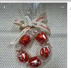 Homemade Christmas Ornaments As Gifts, Mini Gifts Christmas, Lindt Ball Wreath, Candy Wreaths For Christmas, Stockings Gifts Ideas, Work Xmas Gifts, Christmas Table Favors Treats, Lindt Chocolate Ball Wreath, Christmas Work Treats