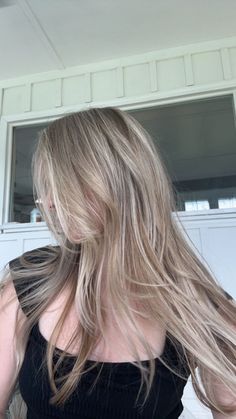 Dark Light Blonde Hair, Blonde Pictures Aesthetic, Full Ash Blonde Hair, Blonde Hair Inspo Low Maintenance, Silver Blonde Hair With Lowlights, Light Blonde With Root Smudge, Soft Effortless Blonde, Blonde On Cool Tone Skin, Sandy Blonde Hair With Highlights And Lowlights