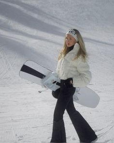 @sheamarie Ski Outfit Ideas, Ski Outfit For Women, Ski Fits, Artist Hue, Winter Vacation Outfits, Shea Marie, Stylish Business Casual, Quotes Confidence