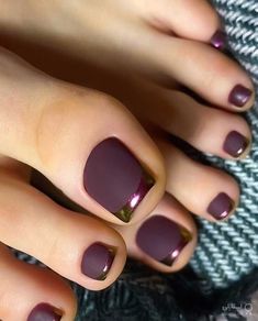 Matte Toenails Polish, Fall Chrome Pedicure, Pink Accent Nail Ideas, Toenail Colors For Fall 2022, Professional Nail Designs For Work, Pedicure Fall 2023, Feet Nails Design Pedicures, Pedicure Gel Ideas, Toe Pedicure Ideas