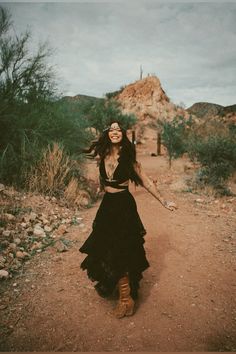 Cowgirl Witch Aesthetic, Desert Goddess Photoshoot, Desert Grunge Outfit, Desert Princess Aesthetic, Desert Witch Aesthetic, Aztec Photoshoot, Witchy Western Aesthetic, Desert Outfit Aesthetic, Western Desert Aesthetic