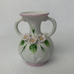 Vintage 4” White Raised Floral Ceramic Vase. No chips or cracks. Easy Clay Vase, Ceramics Flower Vase, Vase Pottery Ideas, Coils Ceramics, Ceramic Art Easy, Clay Vase Ideas, Hand Built Vase, Coil Vase, Custom Vase