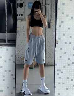 Mode Ulzzang, Tomboy Fashion, Casual Style Outfits, Teen Fashion, Hands On