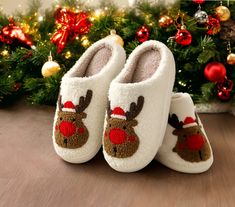 🎄 Embrace the festive spirit with our Reindeer slipper.🎅 Crafted for ultimate comfort and adorned with whimsical holiday charm, these cozy companions are the perfect treat for your feet during the winter season.Slip into the warmth of soft, plush fur that cradles your feet in holiday bliss🌟 The attention to detail adds an extra layer of joy, making these slippers a heartwarming addition to your winter wardrobe. Whether you're sipping cocoa, decorating the tree, or simply relaxing after a day Cartoon Home, Cartoon Reindeer, Christmas Slippers, Plush Slippers, Winter Slippers, Deer Print, Fuzzy Slippers, Warm Slippers, Holiday Patterns