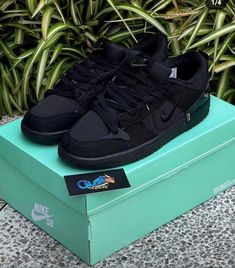 All Black Shoes Women, Full Black Shoes, Nice Black Shoes, Black Shoes Sneakers, Sneakers Noir, Black Nike Shoes, All Black Shoes