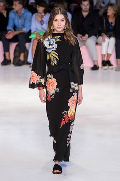 Etro Runway, 2019 Runway, Textile Print, Modesty Fashion, Arab Fashion, Long Dress Casual, Floral Fashion, Fabulous Dresses, 2019 Fashion