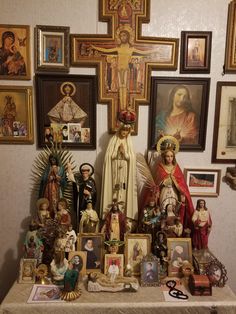 Catholic Altar Home, Catholic Home Altar Ideas Living Rooms, Altar Christian, Home Alter, Catholic Home Altar, Pray The Rosary