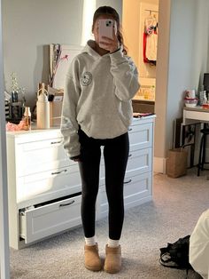 Cozy Rainy Outfits, Legging Ideas Outfits, Cold Outfit Inspo For School, Cold Rainy Day Outfit Casual Leggings, School Outfit Inspo Dress Code, School Outfit With Leggings, Black Leggings Uggs Outfit, Simple Outfits For School Leggings, Tuesday School Outfits