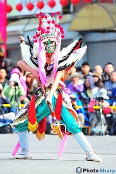 Nikon D3X，AF VR 80-400mmF4.5-5.6D ED，330mm，F5.3，T1/400，ISO 400，鮮艷模式，AWB Traditional Dance, Character Ideas, Festival Captain Hat, Nikon, Theater, Captain Hat, Harajuku, Festival, Hats