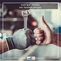 two hands holding up a wrench in front of a car with the words mechanic de confiacia written on it