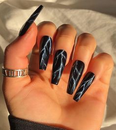 Lightning Nails Designs, Black Nail Art Gothic, Lightning Nail Art, Lightning Nails, Paznokcie Hello Kitty, Scary Nails, قلادات متدلية