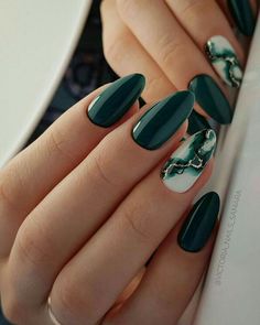 Dark Green Nail Polish, Dark Green Nails, Green Nail Designs, Nail Colors Winter, Green Nail, Nail Polish Trends, Fall Acrylic Nails